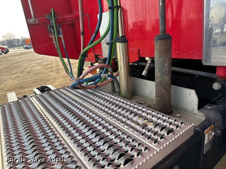 image for item DW4390 2022 Peterbilt 389 semi truck