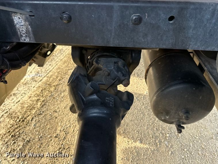 image for item DW4390 2022 Peterbilt 389 semi truck