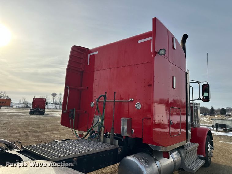 image for item DW4390 2022 Peterbilt 389 semi truck