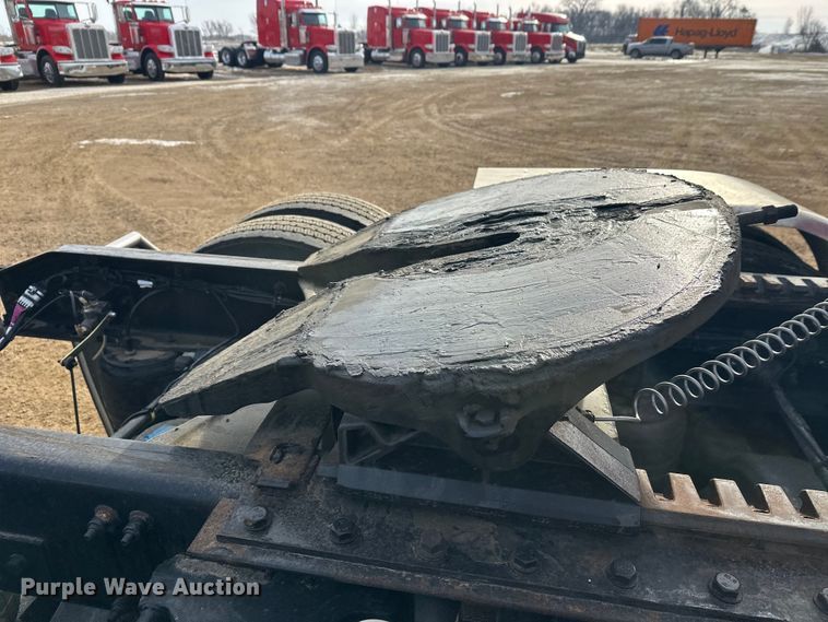 image for item DW4390 2022 Peterbilt 389 semi truck