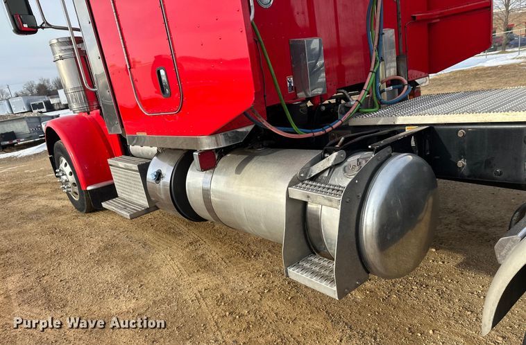 image for item DW4390 2022 Peterbilt 389 semi truck