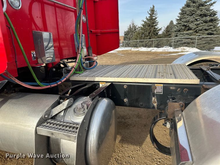 image for item DW4390 2022 Peterbilt 389 semi truck