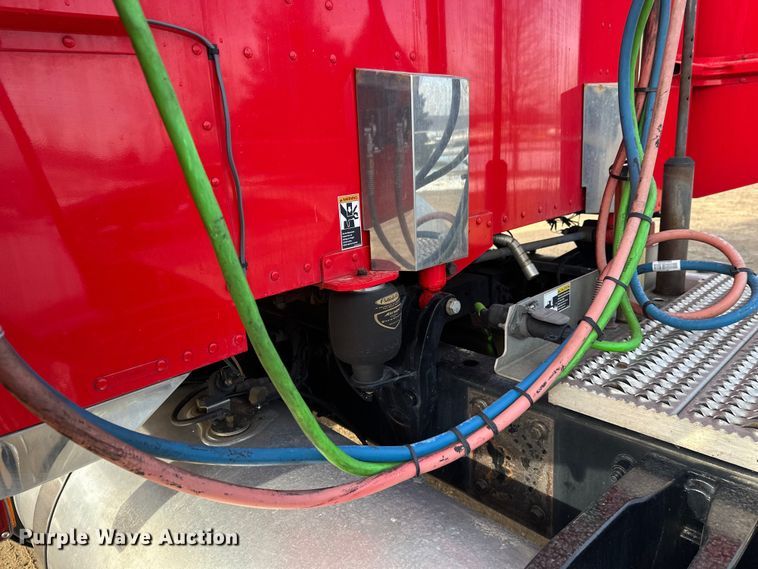 image for item DW4390 2022 Peterbilt 389 semi truck