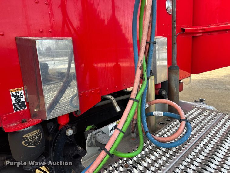 image for item DW4390 2022 Peterbilt 389 semi truck