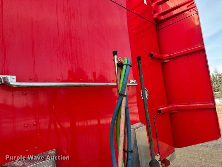 image for item DW4390 2022 Peterbilt 389 semi truck