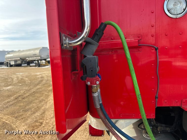 image for item DW4390 2022 Peterbilt 389 semi truck