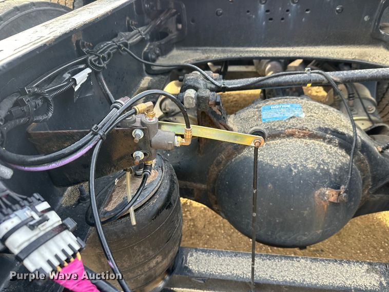 image for item DW4390 2022 Peterbilt 389 semi truck