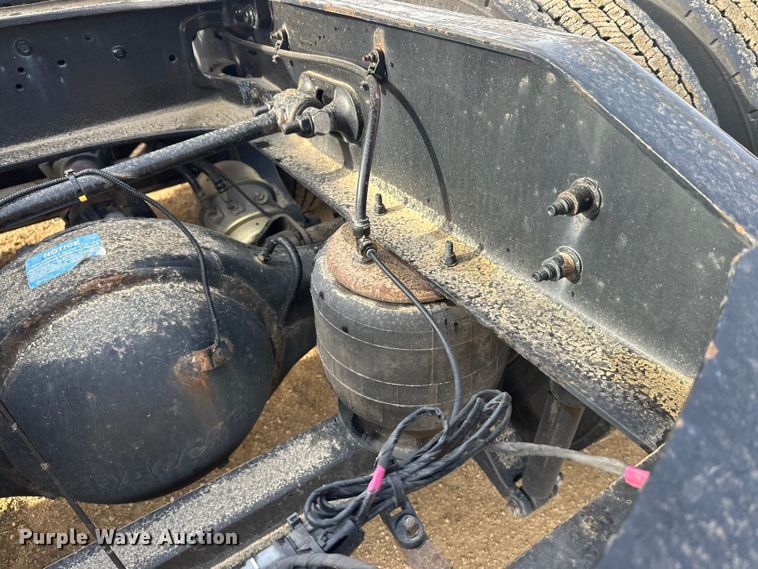 image for item DW4390 2022 Peterbilt 389 semi truck