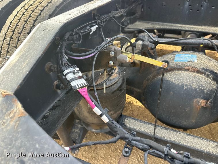 image for item DW4390 2022 Peterbilt 389 semi truck