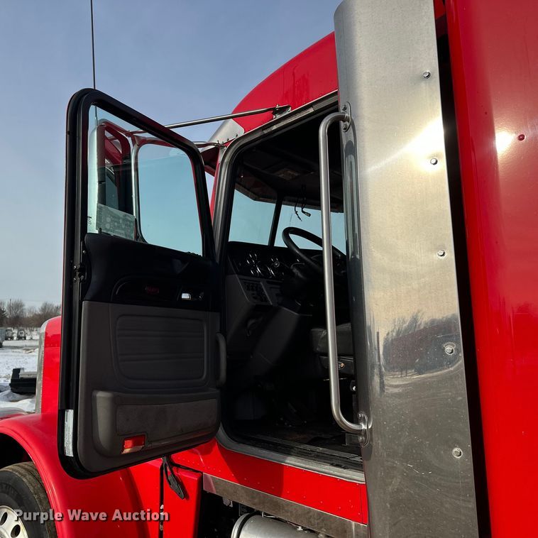 image for item DW4390 2022 Peterbilt 389 semi truck