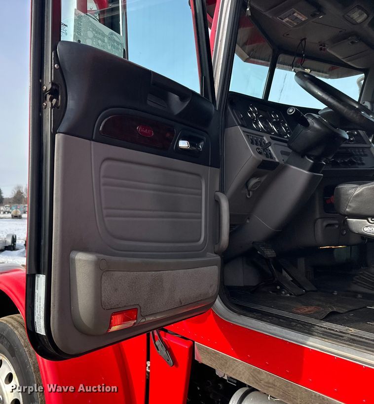 image for item DW4390 2022 Peterbilt 389 semi truck