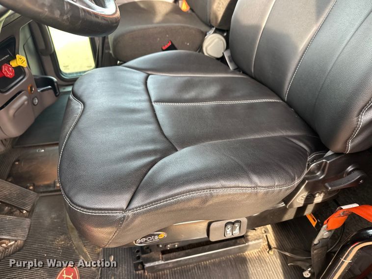 image for item DW4390 2022 Peterbilt 389 semi truck