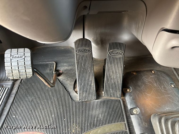 image for item DW4390 2022 Peterbilt 389 semi truck