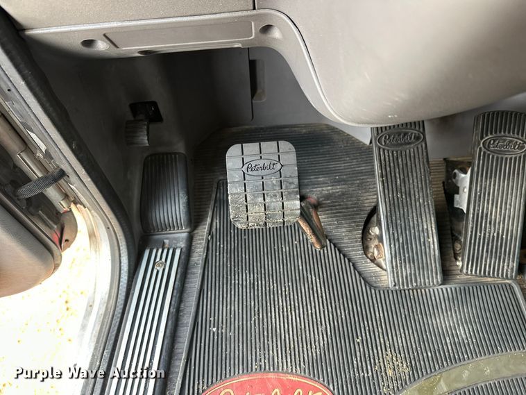 image for item DW4390 2022 Peterbilt 389 semi truck