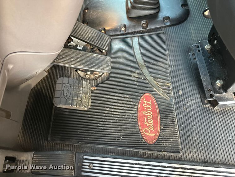 image for item DW4390 2022 Peterbilt 389 semi truck