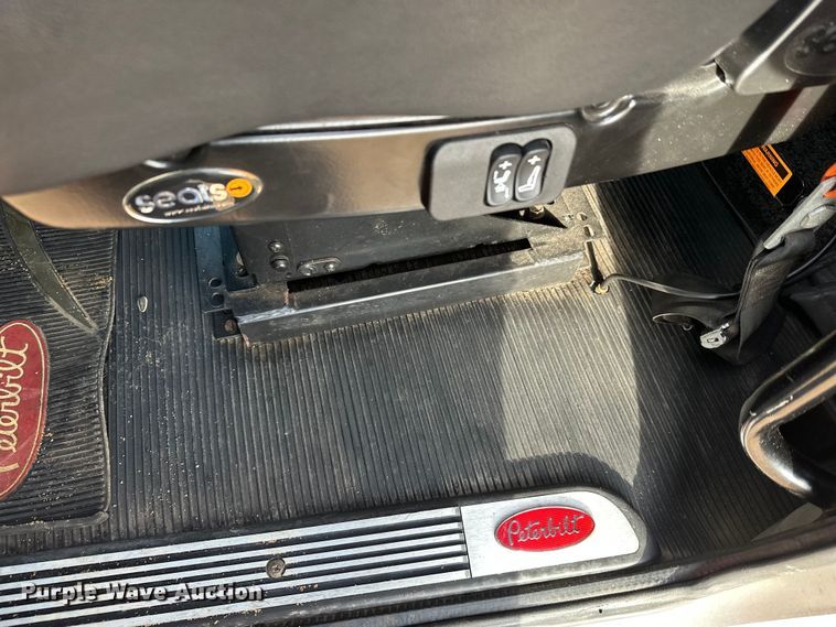 image for item DW4390 2022 Peterbilt 389 semi truck