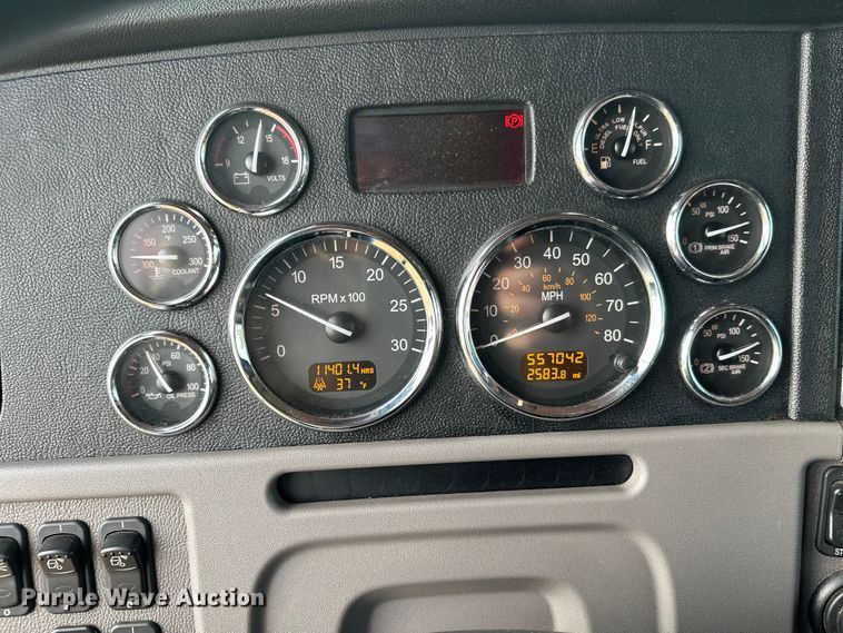 image for item DW4390 2022 Peterbilt 389 semi truck