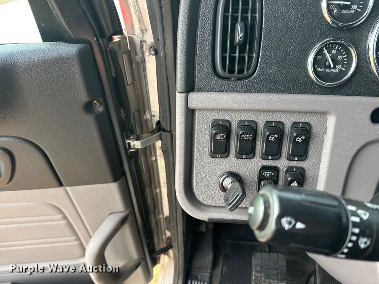 image for item DW4390 2022 Peterbilt 389 semi truck