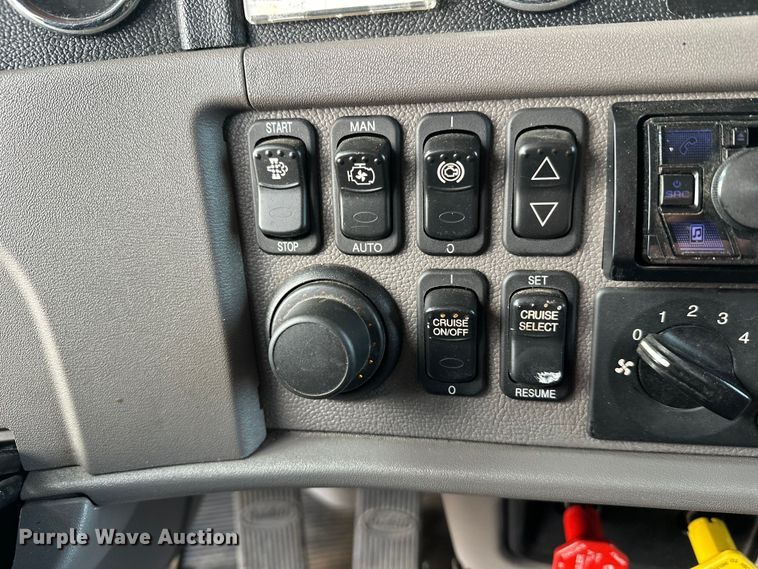 image for item DW4390 2022 Peterbilt 389 semi truck