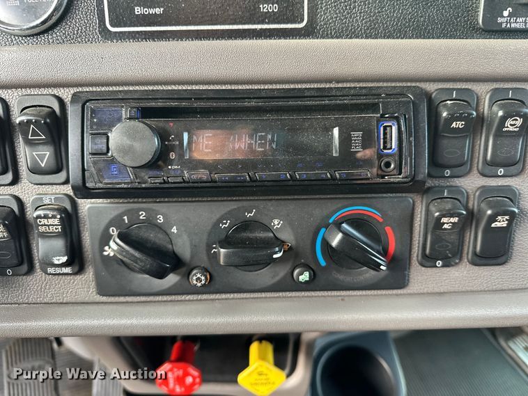 image for item DW4390 2022 Peterbilt 389 semi truck