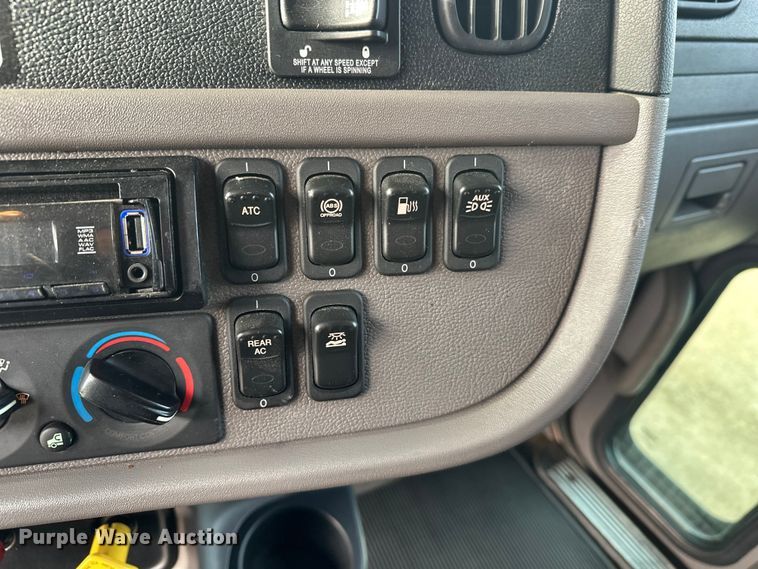 image for item DW4390 2022 Peterbilt 389 semi truck