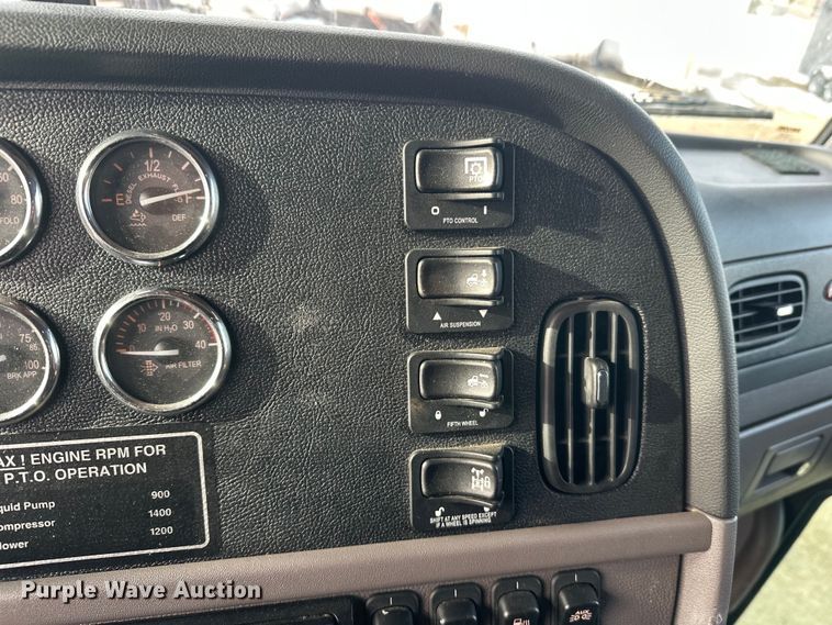 image for item DW4390 2022 Peterbilt 389 semi truck