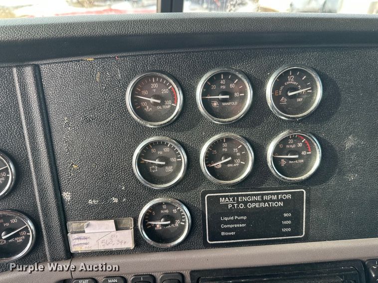 image for item DW4390 2022 Peterbilt 389 semi truck