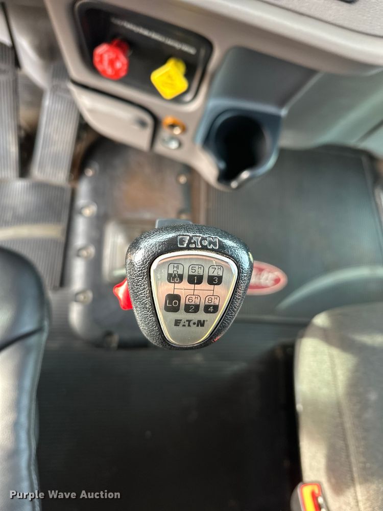 image for item DW4390 2022 Peterbilt 389 semi truck