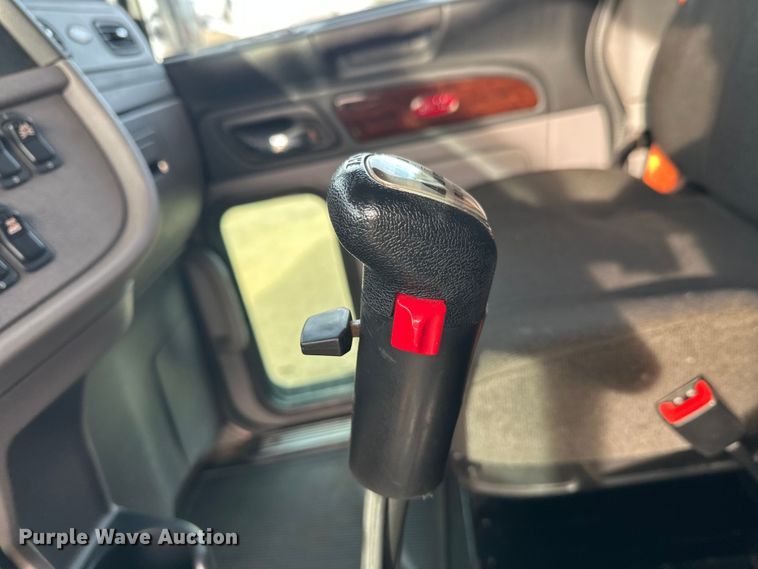 image for item DW4390 2022 Peterbilt 389 semi truck