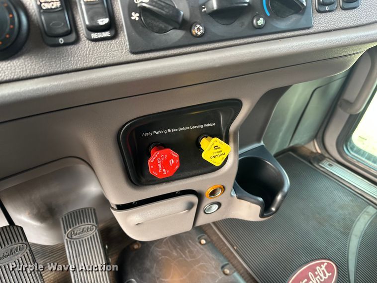 image for item DW4390 2022 Peterbilt 389 semi truck