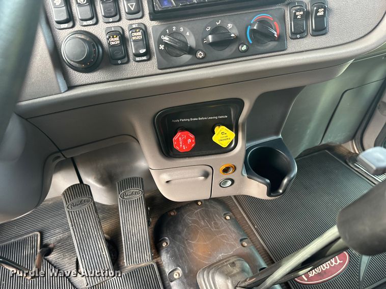 image for item DW4390 2022 Peterbilt 389 semi truck