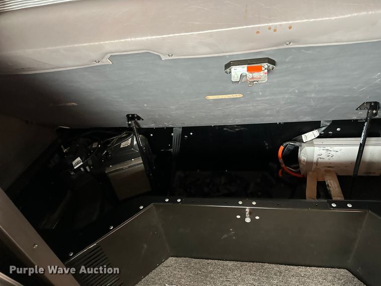 image for item DW4390 2022 Peterbilt 389 semi truck