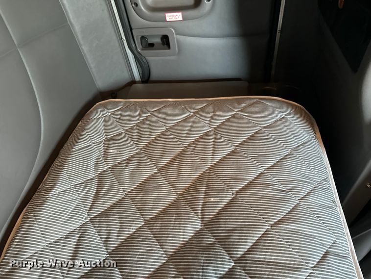 image for item DW4390 2022 Peterbilt 389 semi truck