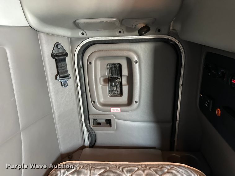 image for item DW4390 2022 Peterbilt 389 semi truck