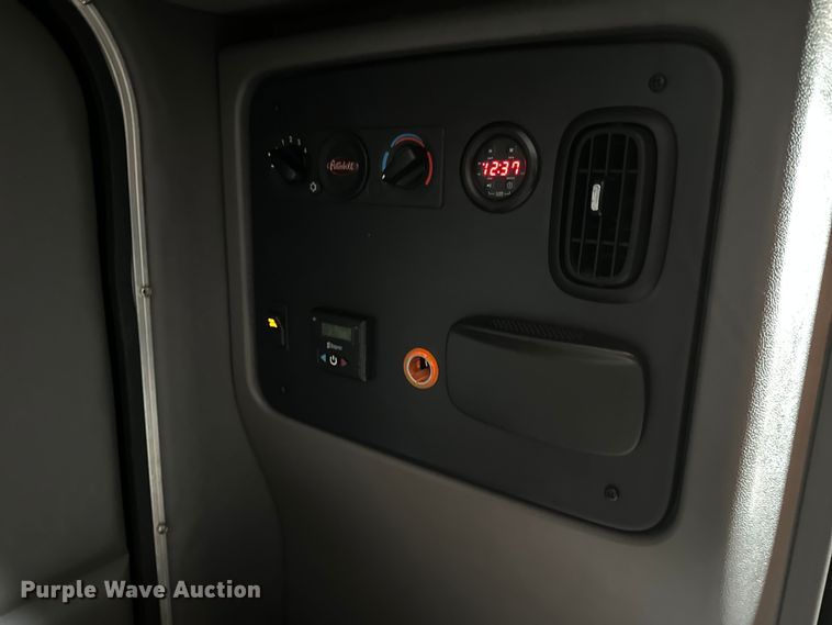 image for item DW4390 2022 Peterbilt 389 semi truck