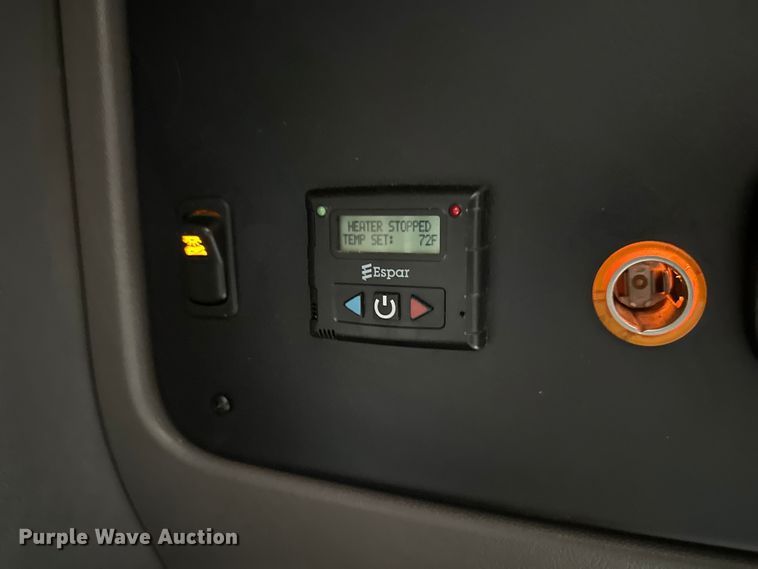 image for item DW4390 2022 Peterbilt 389 semi truck