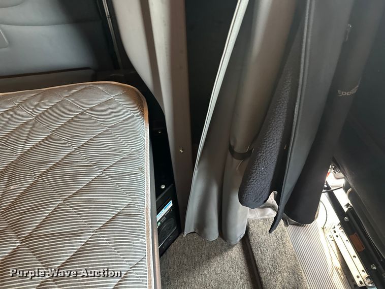 image for item DW4390 2022 Peterbilt 389 semi truck