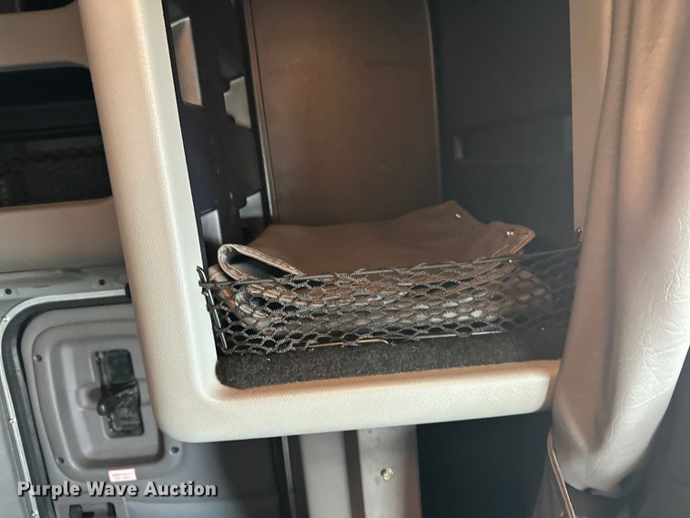 image for item DW4390 2022 Peterbilt 389 semi truck