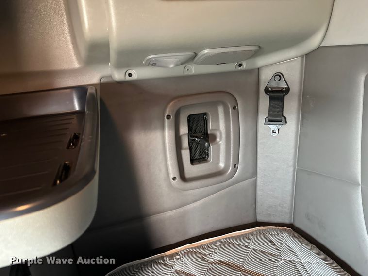 image for item DW4390 2022 Peterbilt 389 semi truck