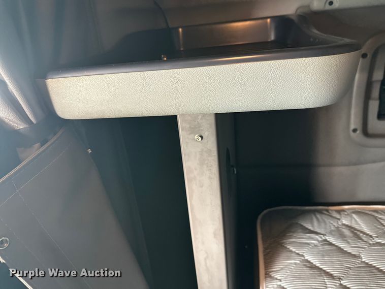 image for item DW4390 2022 Peterbilt 389 semi truck