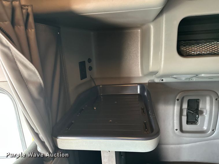 image for item DW4390 2022 Peterbilt 389 semi truck