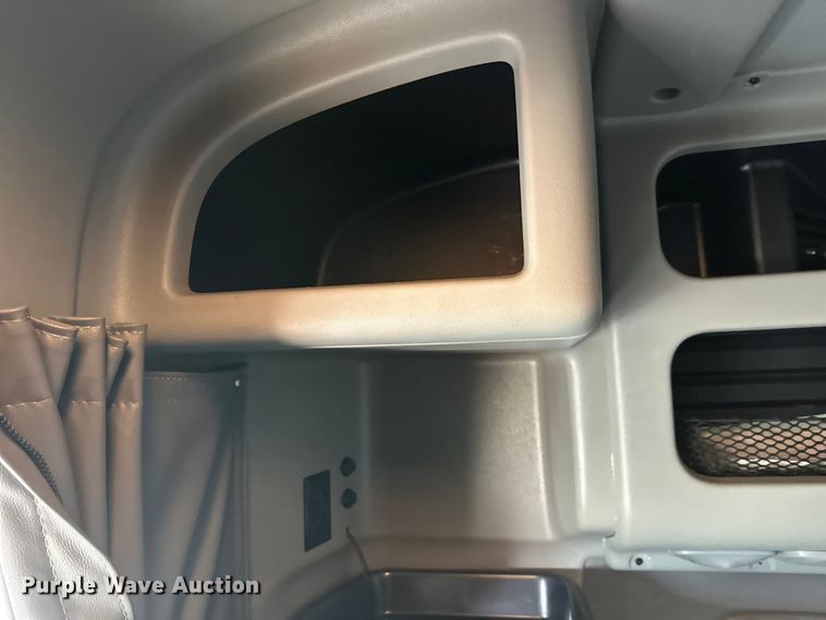 image for item DW4390 2022 Peterbilt 389 semi truck