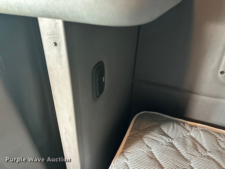 image for item DW4390 2022 Peterbilt 389 semi truck