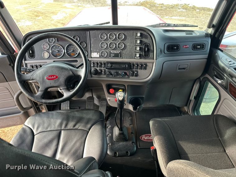 image for item DW4390 2022 Peterbilt 389 semi truck