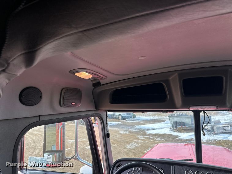 image for item DW4390 2022 Peterbilt 389 semi truck