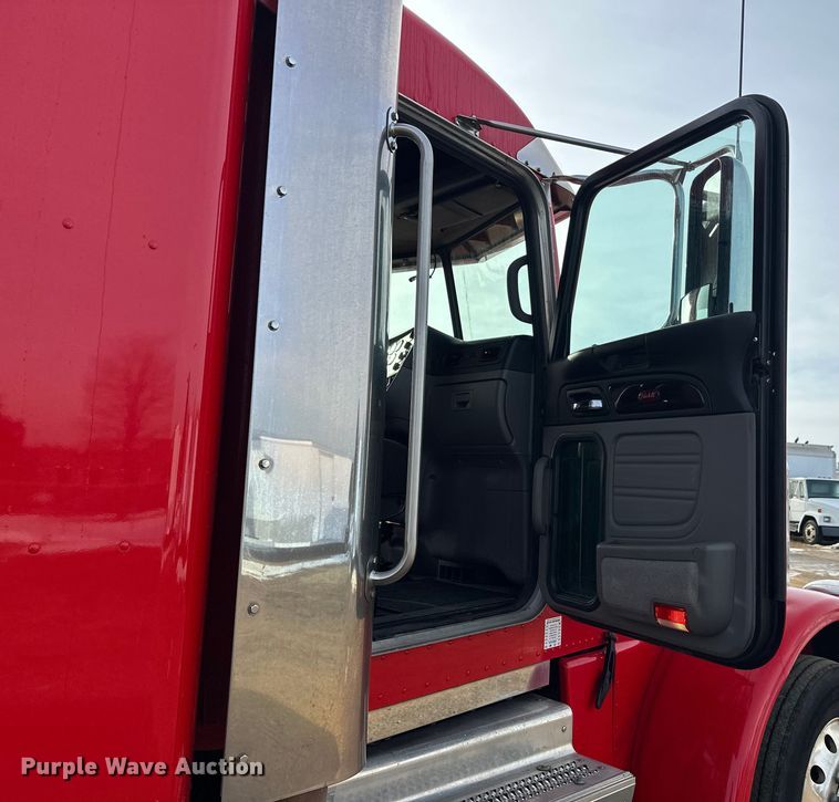 image for item DW4390 2022 Peterbilt 389 semi truck