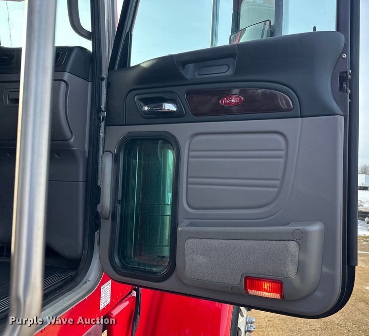 image for item DW4390 2022 Peterbilt 389 semi truck