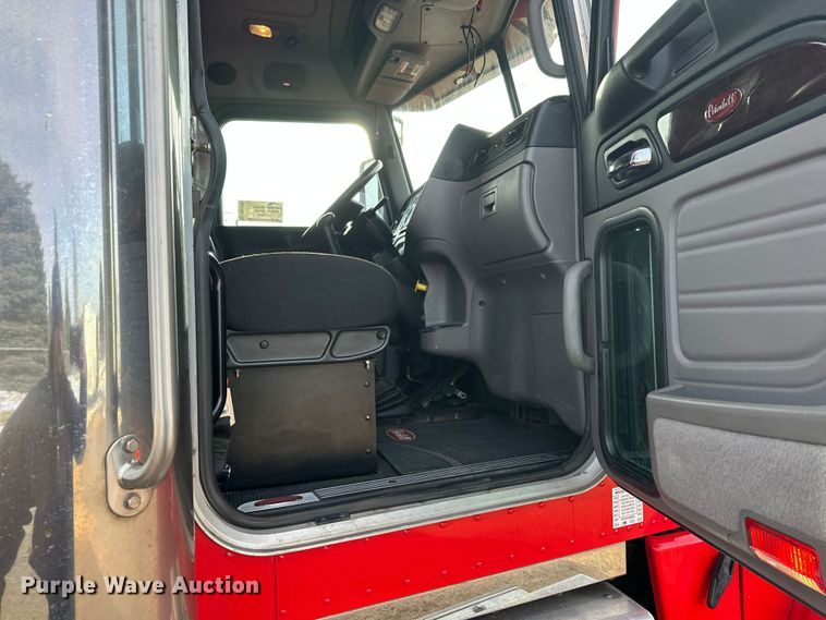 image for item DW4390 2022 Peterbilt 389 semi truck