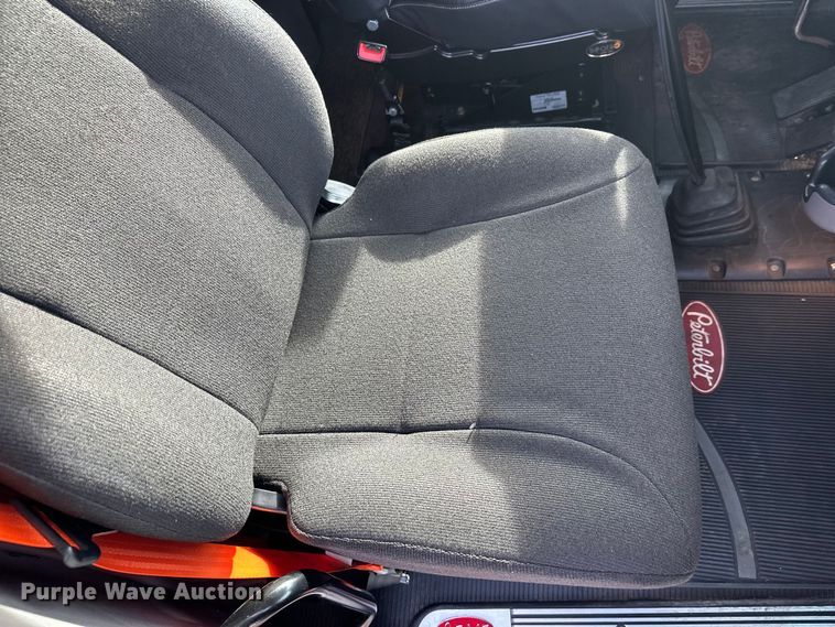 image for item DW4390 2022 Peterbilt 389 semi truck