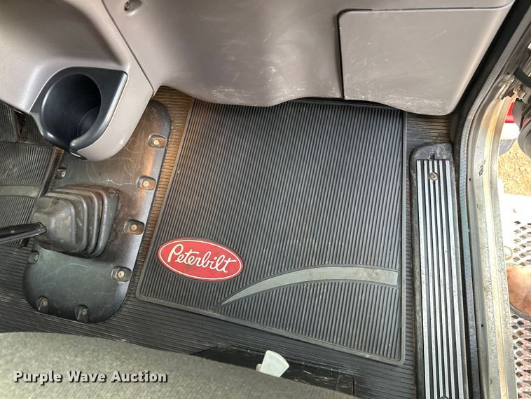 image for item DW4390 2022 Peterbilt 389 semi truck